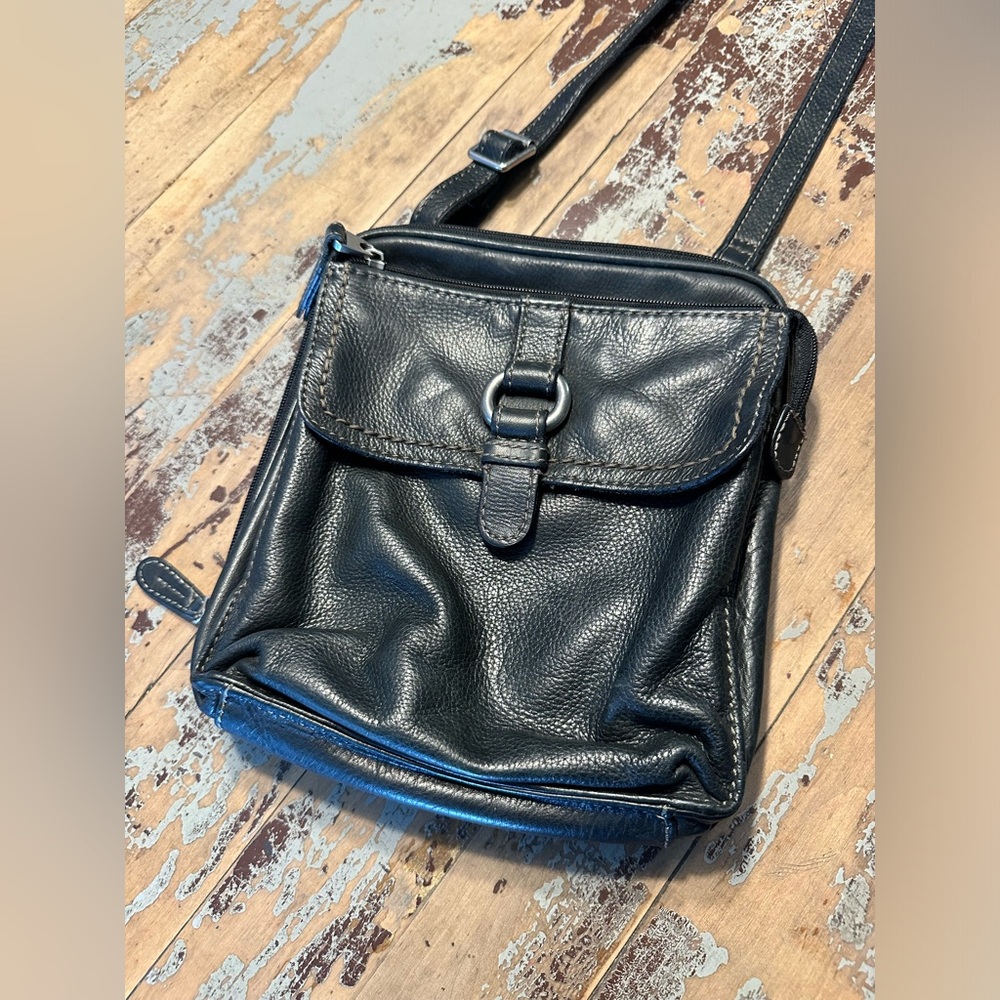 Fossil Vintage Black Crossbody w/ multiple pockets. EUC! Classic bag always!!